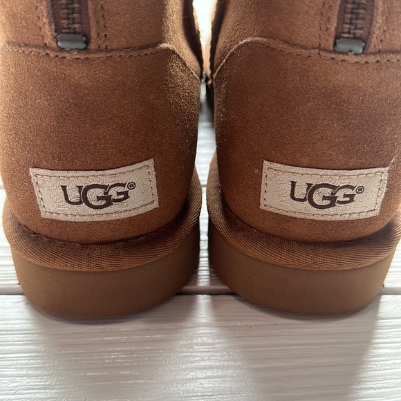 NWOB UGG Classic Short Zip size 10 - Picture 2 of 7